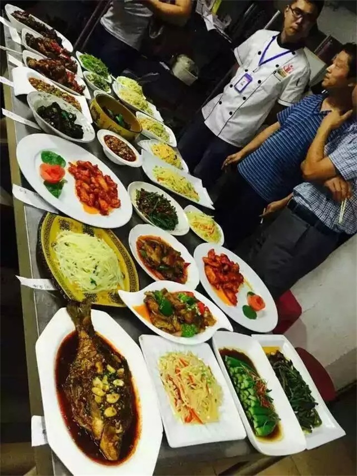 老師對(duì)學(xué)員進(jìn)行考核和提出建議