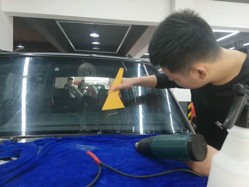 汽車學(xué)員實(shí)操現(xiàn)場(chǎng)