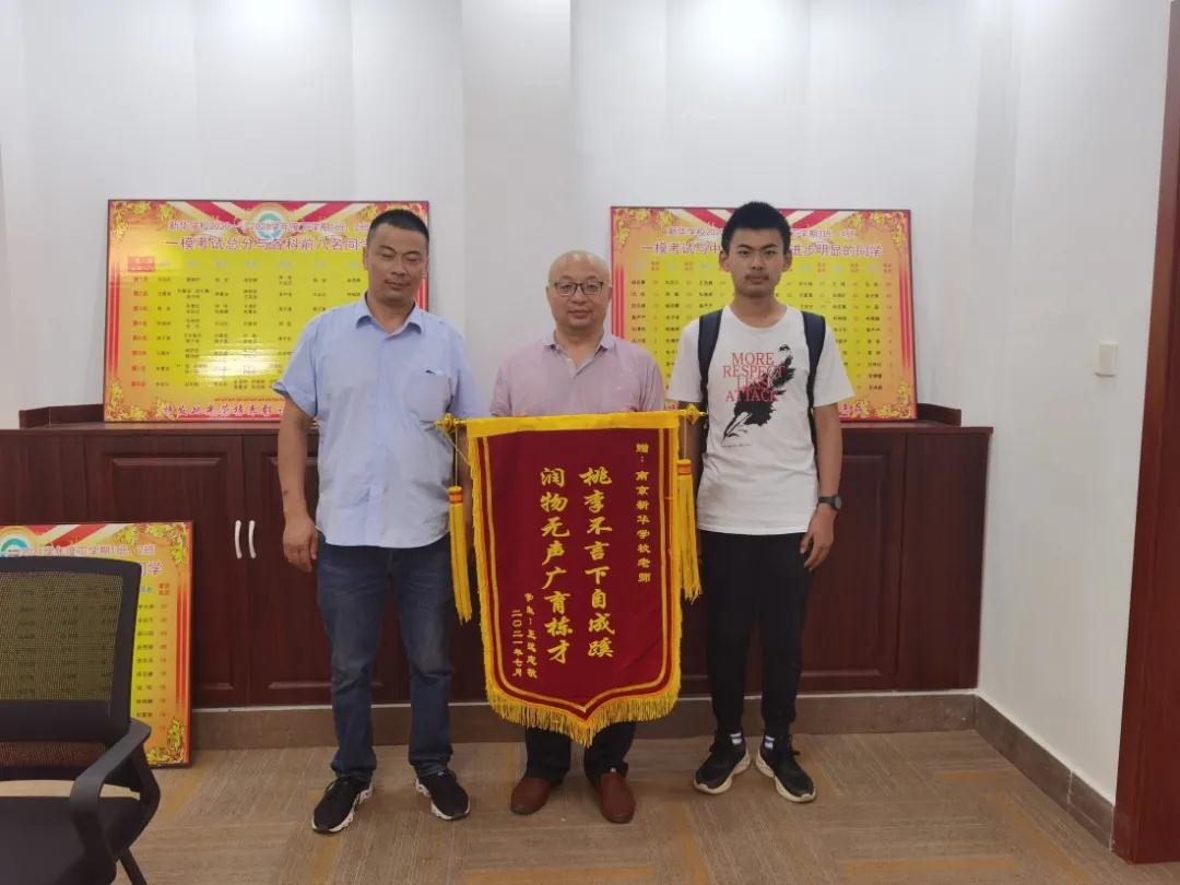 學(xué)生送錦旗三
