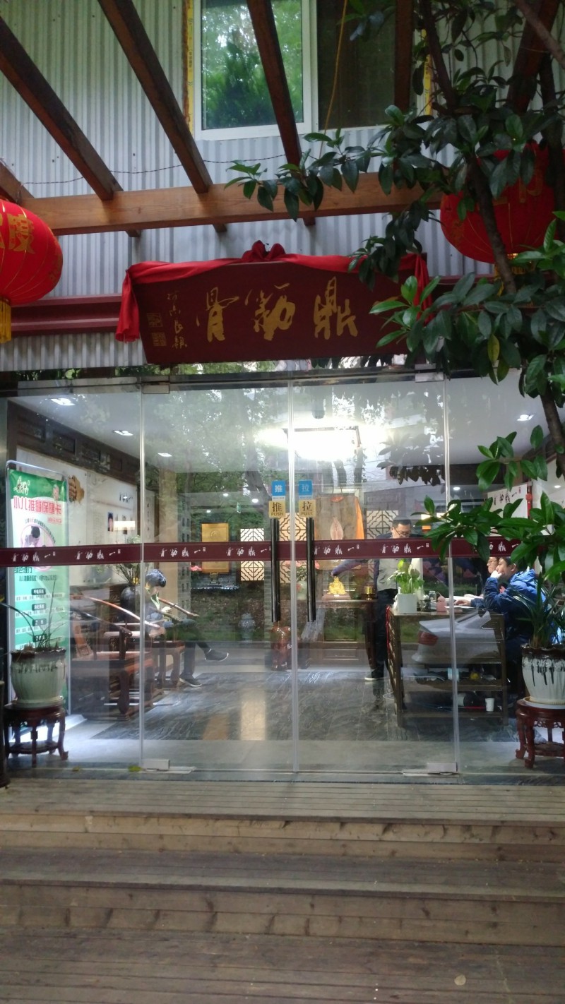 學(xué)校門口