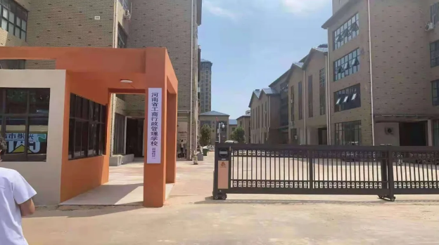 學(xué)校門口