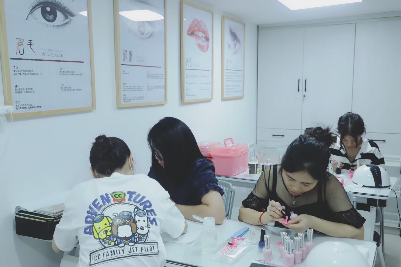 美甲教學現(xiàn)場