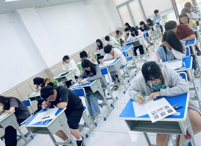 上課