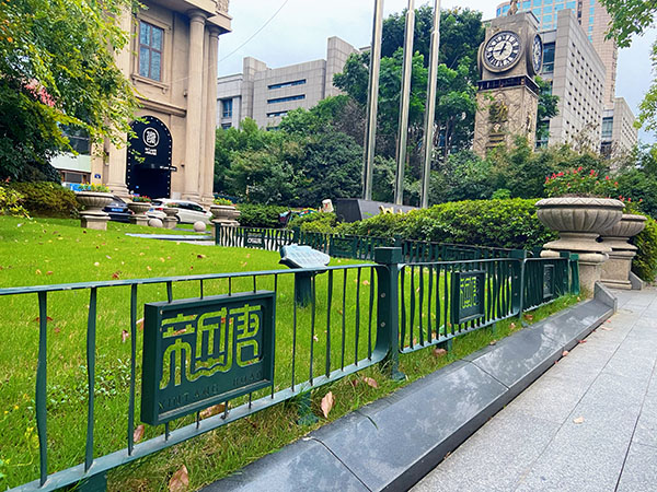 學(xué)校外景