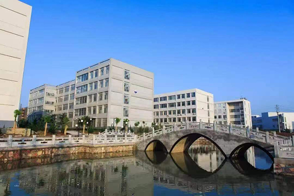 學(xué)校外圍