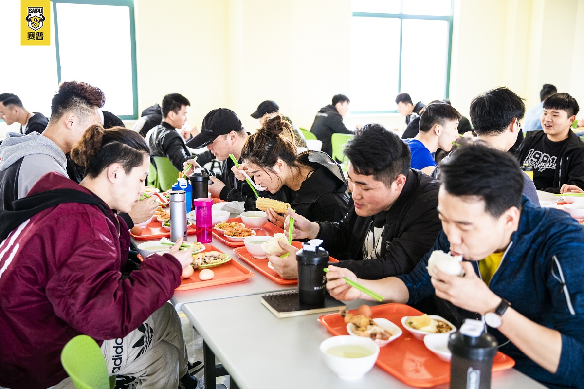 正在用餐的學員們