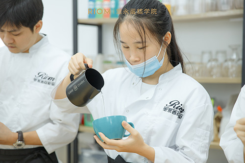 學(xué)員拉茶