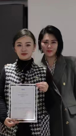 拿證留念