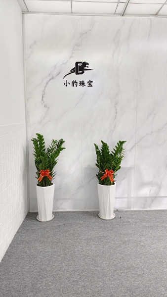 學(xué)校門(mén)口