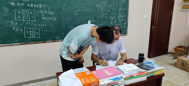 老師臺上指導(dǎo)