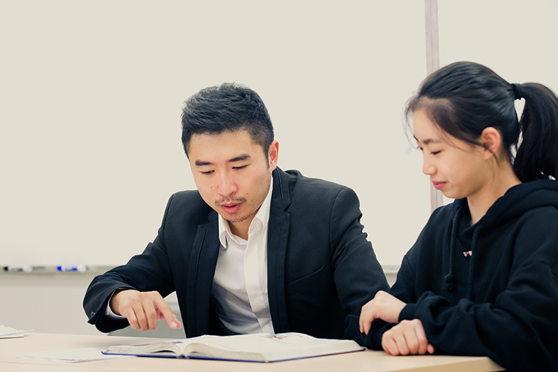 課業(yè)指導(dǎo)老師輔導(dǎo)同學(xué)