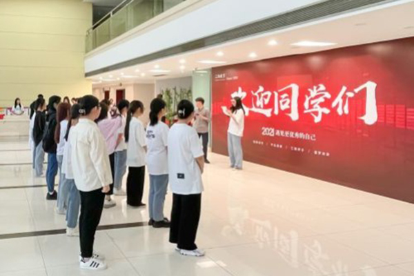 學(xué)校正門大廳
