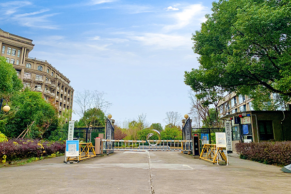 學(xué)院大門