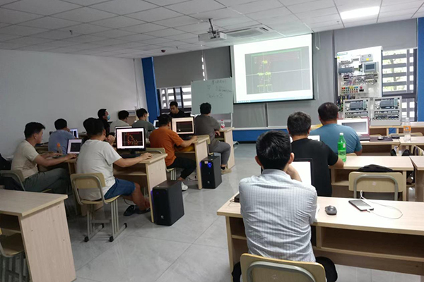 PLC編程班學(xué)員上課現(xiàn)場